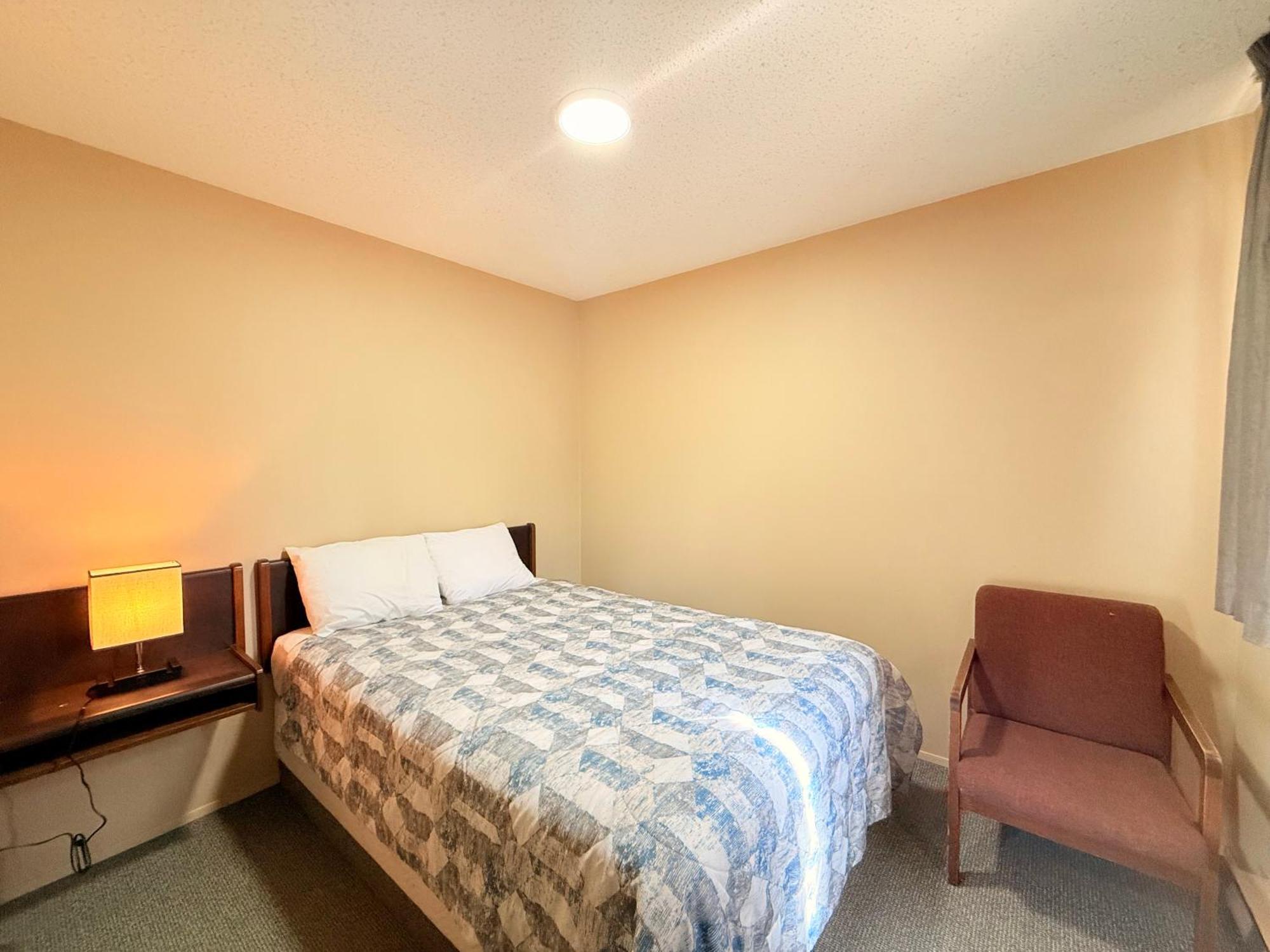Capri Motor Inn Smithers Exterior photo