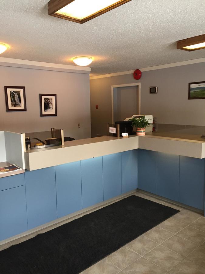 Capri Motor Inn Smithers Exterior photo